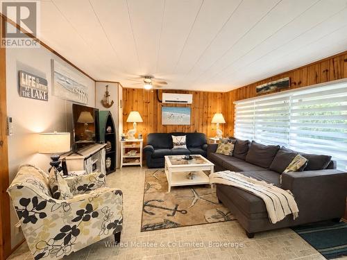 Bright welcoming living room - 32 Mohawk Drive, Native Leased Lands, ON - Indoor Photo Showing Living Room