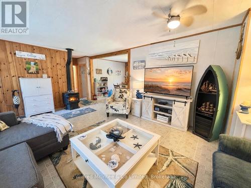 Open concept - 32 Mohawk Drive, Native Leased Lands, ON - Indoor Photo Showing Living Room