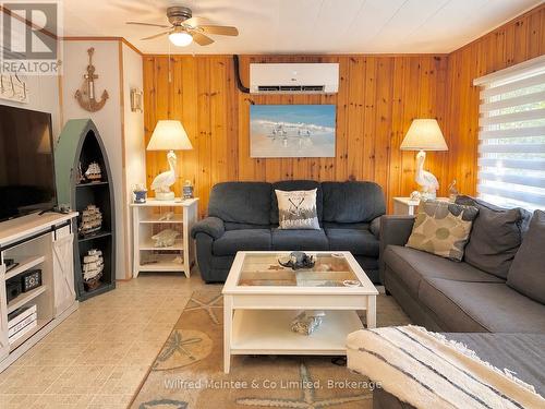 Warm inviting space - 32 Mohawk Drive, Native Leased Lands, ON - Indoor Photo Showing Living Room