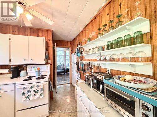 Open shelving - 32 Mohawk Drive, Native Leased Lands, ON - Indoor Photo Showing Kitchen