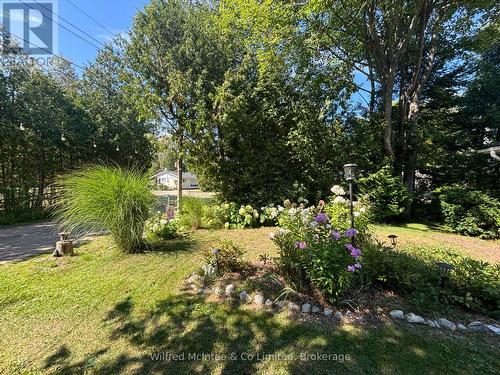 Beautiful front garden - 32 Mohawk Drive, Native Leased Lands, ON - Outdoor