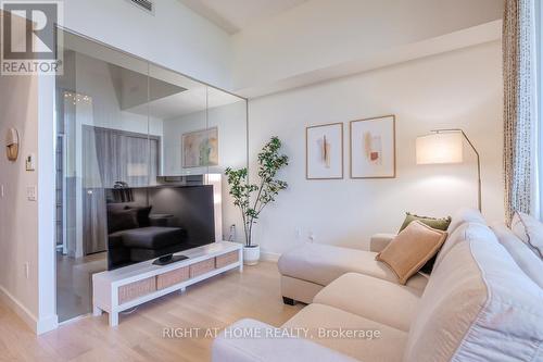 511 - 95 Mcmahon Drive, Toronto, ON - Indoor Photo Showing Living Room