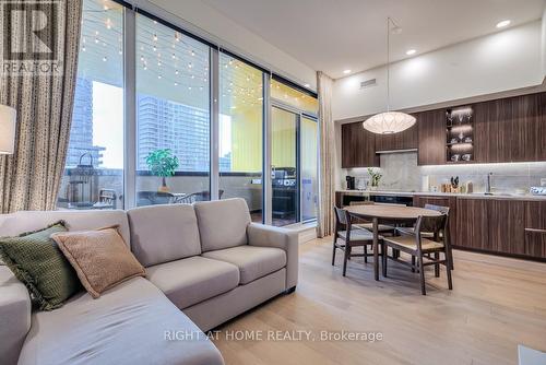 511 - 95 Mcmahon Drive, Toronto, ON - Indoor Photo Showing Living Room