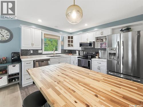 625 7Th Avenue Ne, Swift Current, SK - Indoor Photo Showing Kitchen