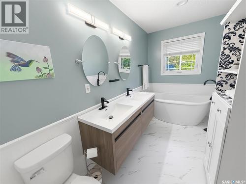 625 7Th Avenue Ne, Swift Current, SK - Indoor Photo Showing Bathroom