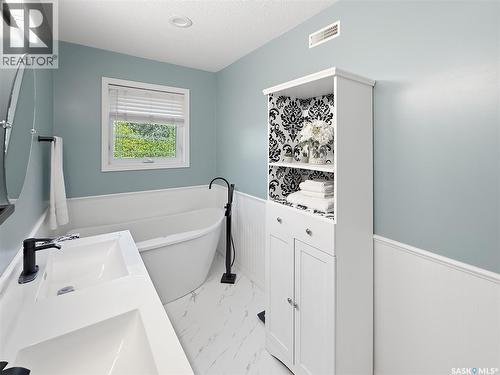 625 7Th Avenue Ne, Swift Current, SK - Indoor Photo Showing Bathroom