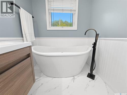 625 7Th Avenue Ne, Swift Current, SK - Indoor Photo Showing Bathroom