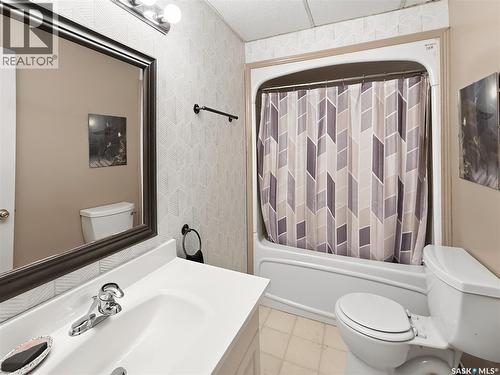 625 7Th Avenue Ne, Swift Current, SK - Indoor Photo Showing Bathroom