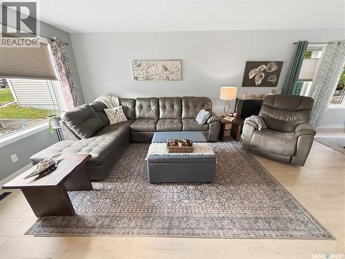 625 7Th Avenue Ne, Swift Current, SK - Indoor Photo Showing Living Room