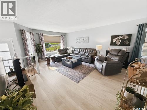 625 7Th Avenue Ne, Swift Current, SK - Indoor Photo Showing Living Room