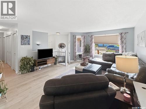 625 7Th Avenue Ne, Swift Current, SK - Indoor Photo Showing Living Room