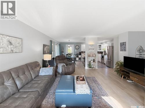 625 7Th Avenue Ne, Swift Current, SK - Indoor Photo Showing Living Room