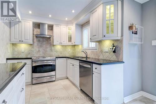 353 Sparrow Circle, Pickering, ON - Indoor Photo Showing Kitchen With Upgraded Kitchen