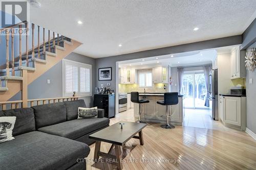 353 Sparrow Circle, Pickering, ON - Indoor Photo Showing Living Room
