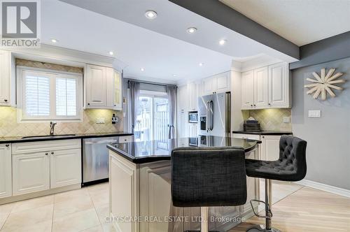 353 Sparrow Circle, Pickering, ON - Indoor Photo Showing Kitchen With Upgraded Kitchen