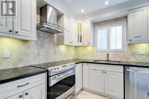 353 Sparrow Circle, Pickering, ON - Indoor Photo Showing Kitchen With Upgraded Kitchen