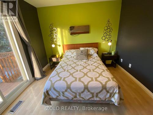 2001 Faversham Avenue, Burlington, ON - Indoor Photo Showing Bedroom