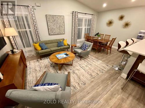 2001 Faversham Avenue, Burlington, ON - Indoor Photo Showing Other Room