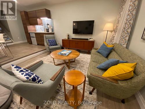 2001 Faversham Avenue, Burlington, ON - Indoor Photo Showing Living Room