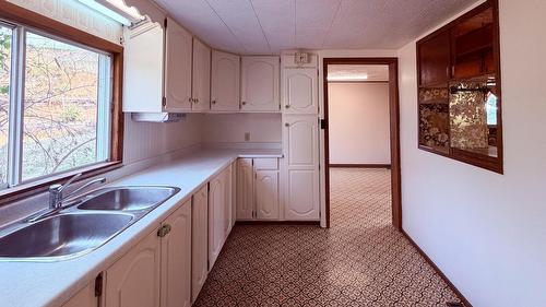 5740 95 Highway, Edgewater, BC - Indoor Photo Showing Kitchen With Double Sink