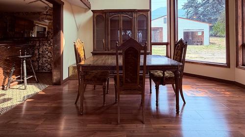 5740 95 Highway, Edgewater, BC - Indoor Photo Showing Dining Room