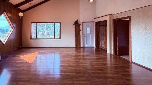 5740 95 Highway, Edgewater, BC - Indoor Photo Showing Other Room
