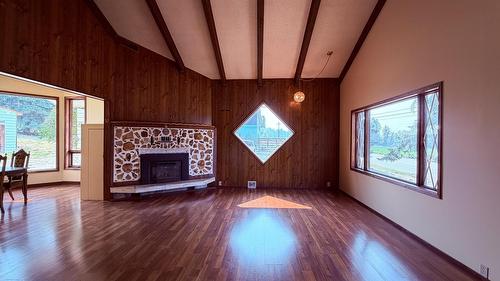 5740 95 Highway, Edgewater, BC - Indoor With Fireplace