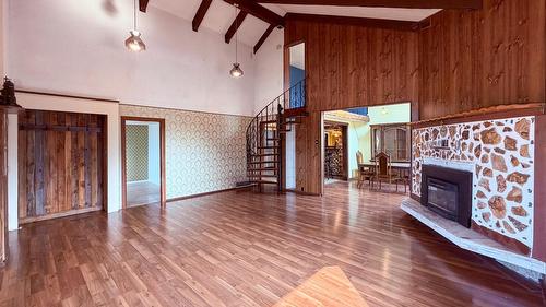 5740 95 Highway, Edgewater, BC - Indoor Photo Showing Other Room