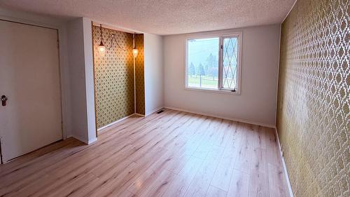 5740 95 Highway, Edgewater, BC - Indoor Photo Showing Other Room