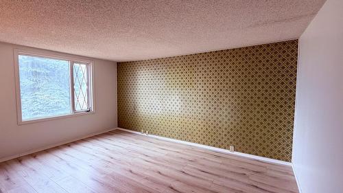 5740 95 Highway, Edgewater, BC - Indoor Photo Showing Other Room