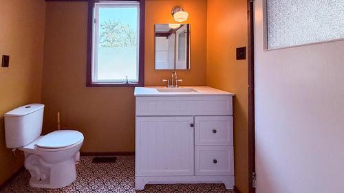 5740 95 Highway, Edgewater, BC - Indoor Photo Showing Bathroom