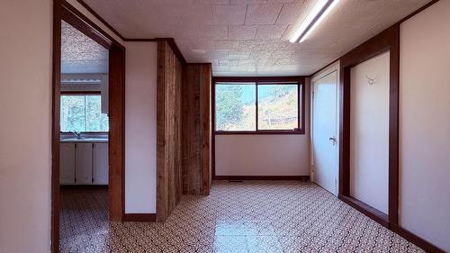 5740 95 Highway, Edgewater, BC - Indoor Photo Showing Other Room