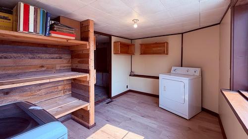 5740 95 Highway, Edgewater, BC - Indoor Photo Showing Laundry Room
