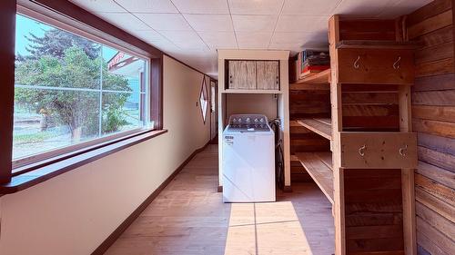 5740 95 Highway, Edgewater, BC - Indoor Photo Showing Other Room