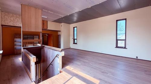 5740 95 Highway, Edgewater, BC - Indoor Photo Showing Other Room