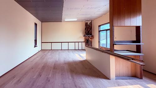 5740 95 Highway, Edgewater, BC - Indoor Photo Showing Other Room