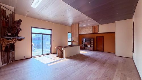 5740 95 Highway, Edgewater, BC - Indoor Photo Showing Other Room