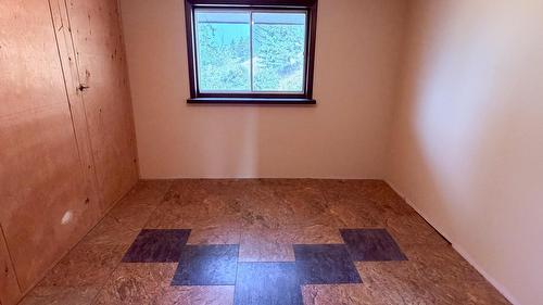 5740 95 Highway, Edgewater, BC - Indoor Photo Showing Other Room