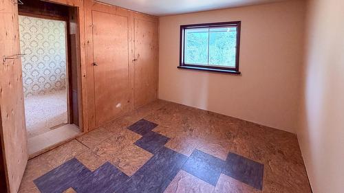 5740 95 Highway, Edgewater, BC - Indoor Photo Showing Other Room