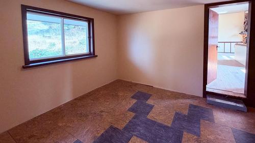 5740 95 Highway, Edgewater, BC - Indoor Photo Showing Other Room