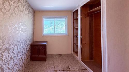 5740 95 Highway, Edgewater, BC - Indoor Photo Showing Other Room