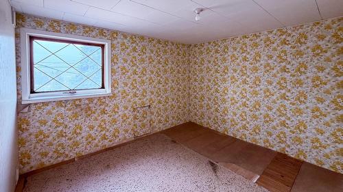 5740 95 Highway, Edgewater, BC - Indoor Photo Showing Other Room