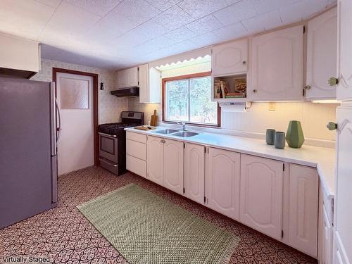 5740 95 Highway, Edgewater, BC - Indoor Photo Showing Kitchen With Double Sink