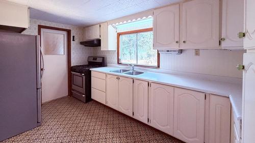 5740 95 Highway, Edgewater, BC - Indoor Photo Showing Kitchen With Double Sink