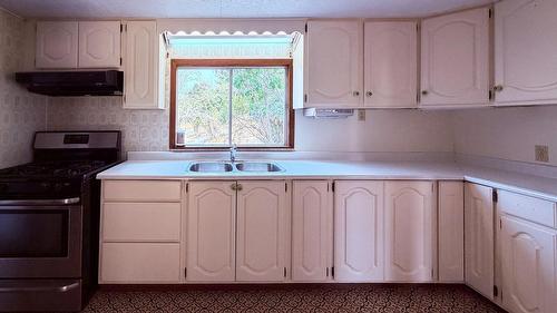 5740 95 Highway, Edgewater, BC - Indoor Photo Showing Kitchen With Double Sink