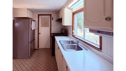 5740 95 Highway, Edgewater, BC - Indoor Photo Showing Kitchen With Double Sink