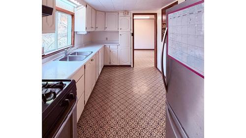 5740 95 Highway, Edgewater, BC - Indoor Photo Showing Kitchen With Double Sink