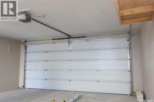 450 Geary Crescent, Saskatoon, SK - Indoor Photo Showing Garage