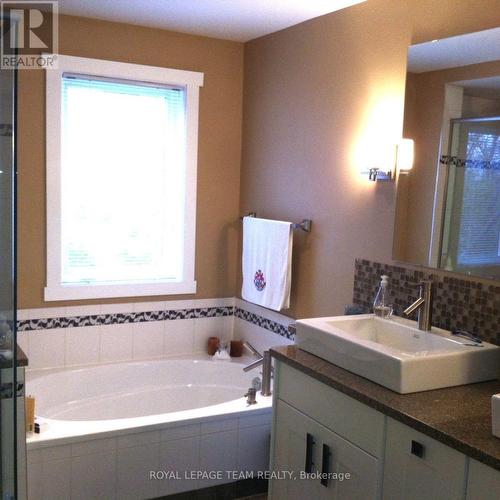 291 Ferndale Avenue, Ottawa, ON - Indoor Photo Showing Bathroom