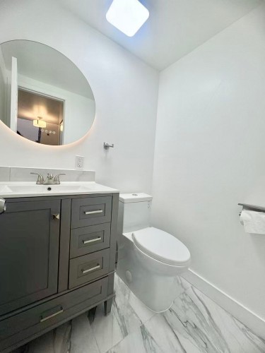 Powder room - 92 Rue Viking, Dollard-Des-Ormeaux, QC - Indoor Photo Showing Bathroom